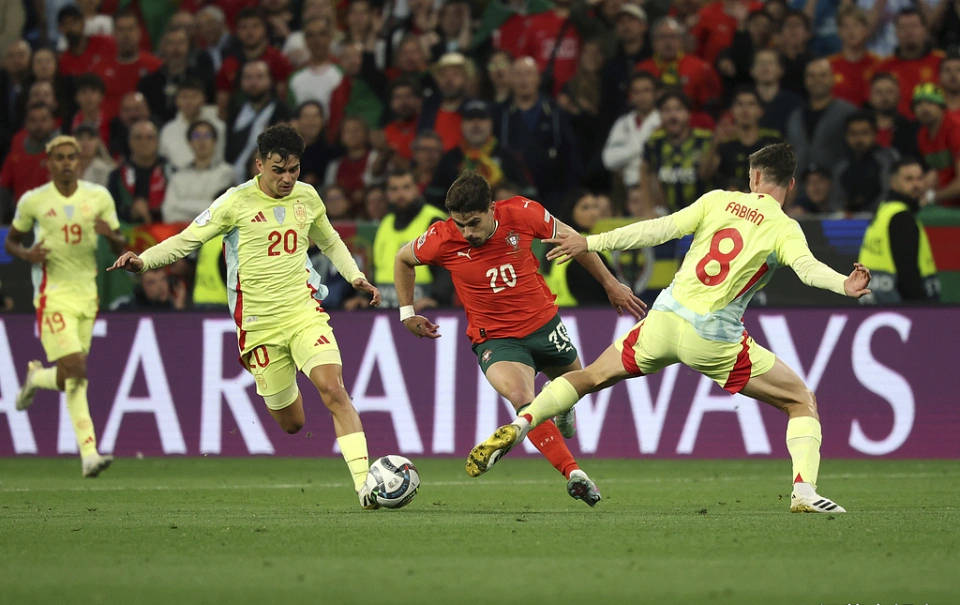 爱游戏娱乐-美国逆转巴萨，佩德里点燃赛场