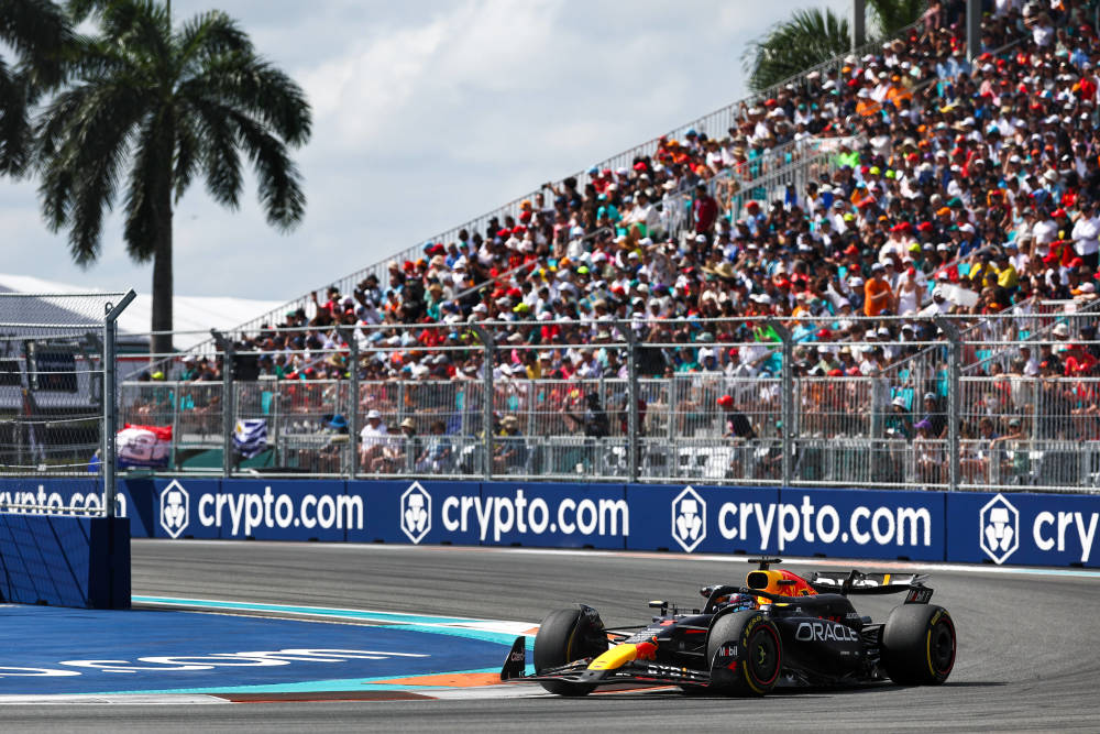 雷诺车队逆转红牛二队，皮亚斯特里点燃赛场