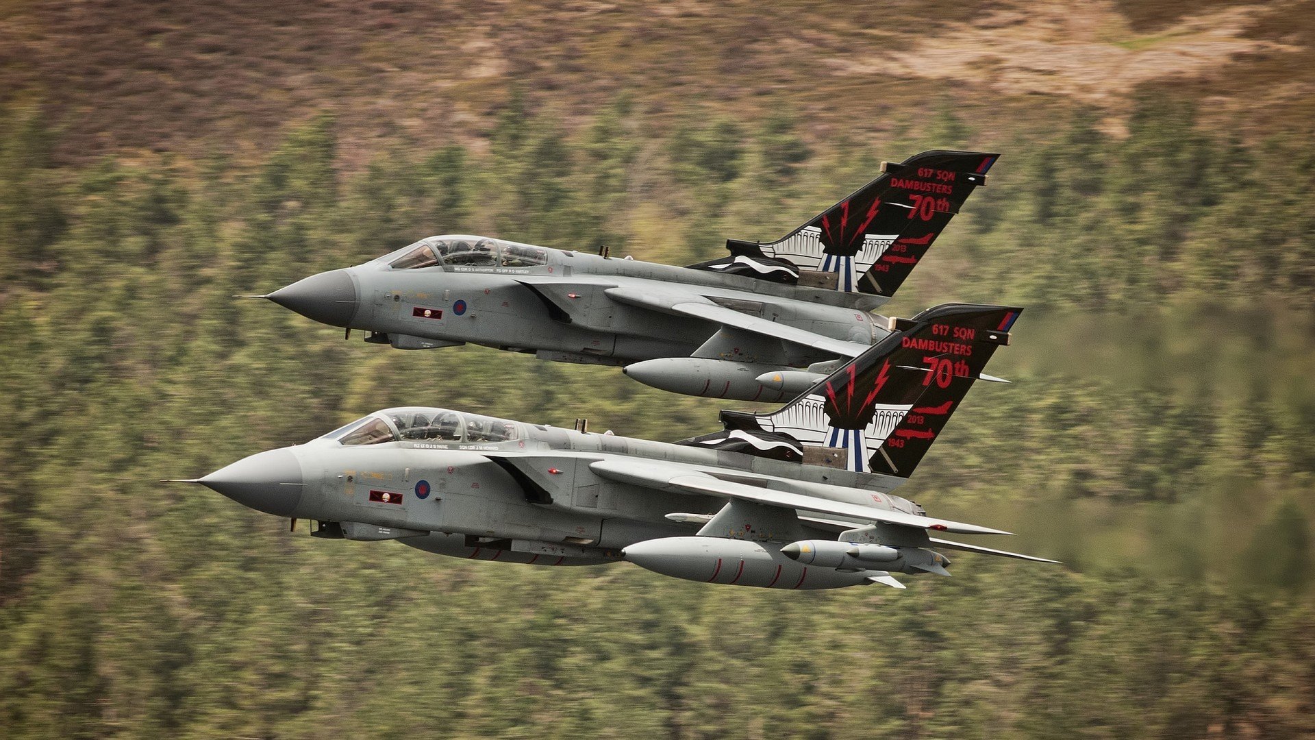 翡翠绿与宝石蓝，一个夜晚，两种决胜的寓言